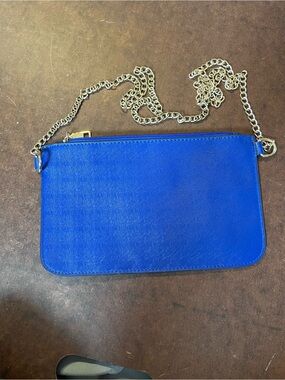 Magnifique Royal Blue minimalist sleek crossbody purse polished gold/tome chain.